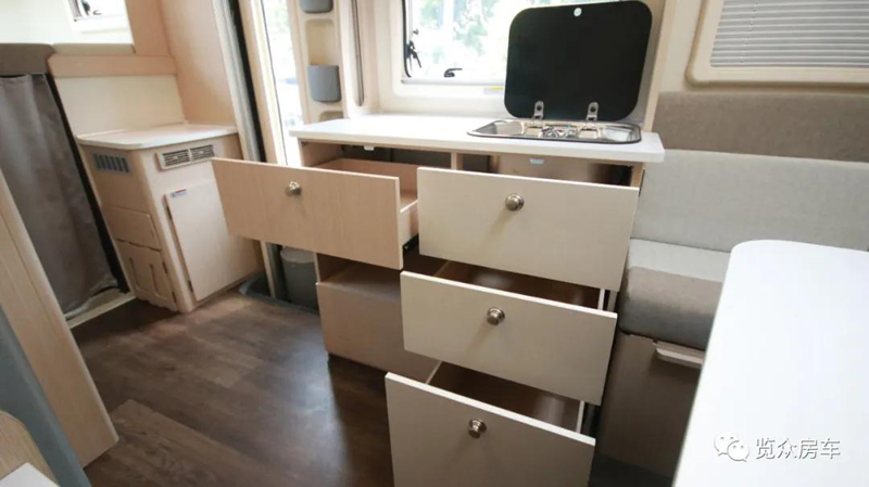 兩張雙人床,使用還方便的房車 兩張雙人床,使用還方便的房車