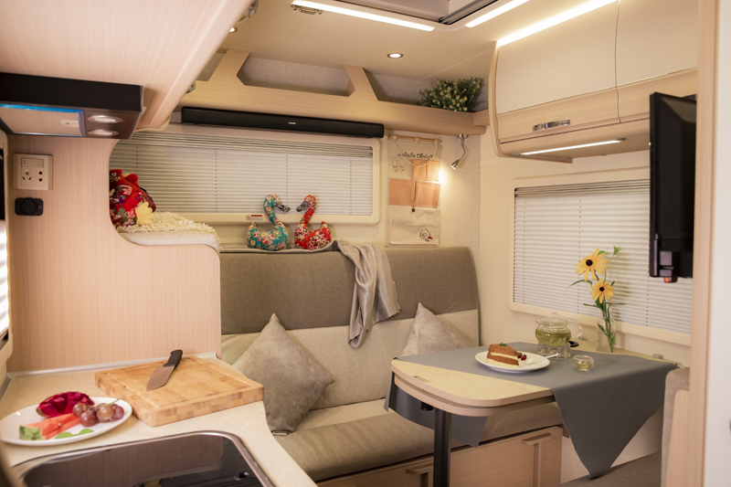 不懼荒野，不怕泥濘，四驅房車更給力