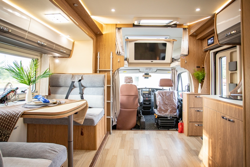 塞拉維雙拓展房車，內部裝飾靜待你的目光