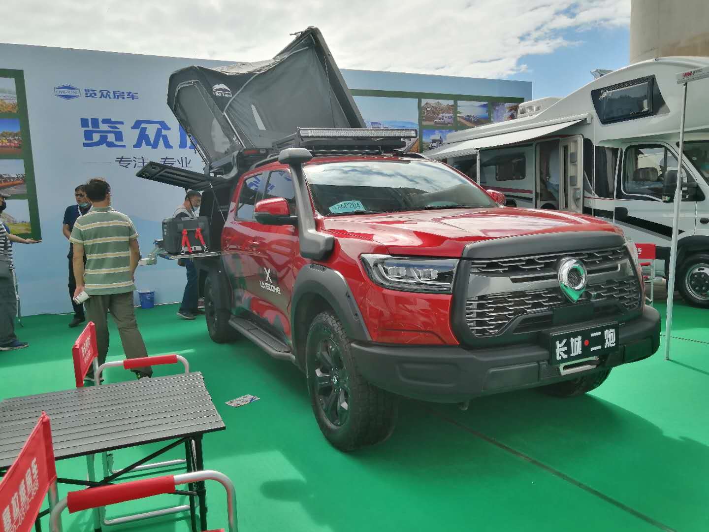 這個展會真的太熱鬧了，這么多人定房車